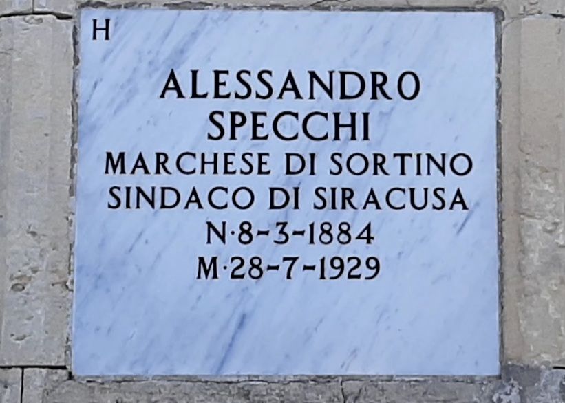Lapide in marmo bianco con iscrizione dedicata ad Alessandro Specchi, Marchese di Sortino, Sindaco di Siracusa
