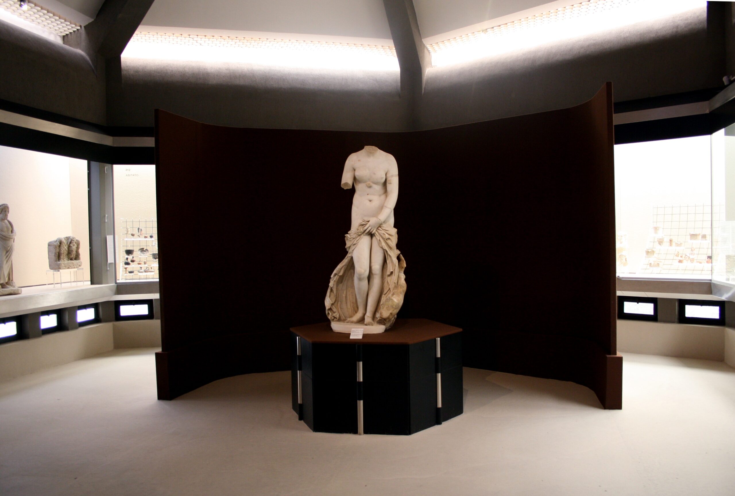 La Venere Landolina, scultura marmorea acefala del II secolo d.C., vista di fronte, al Museo Paolo Orsi di Siracusa