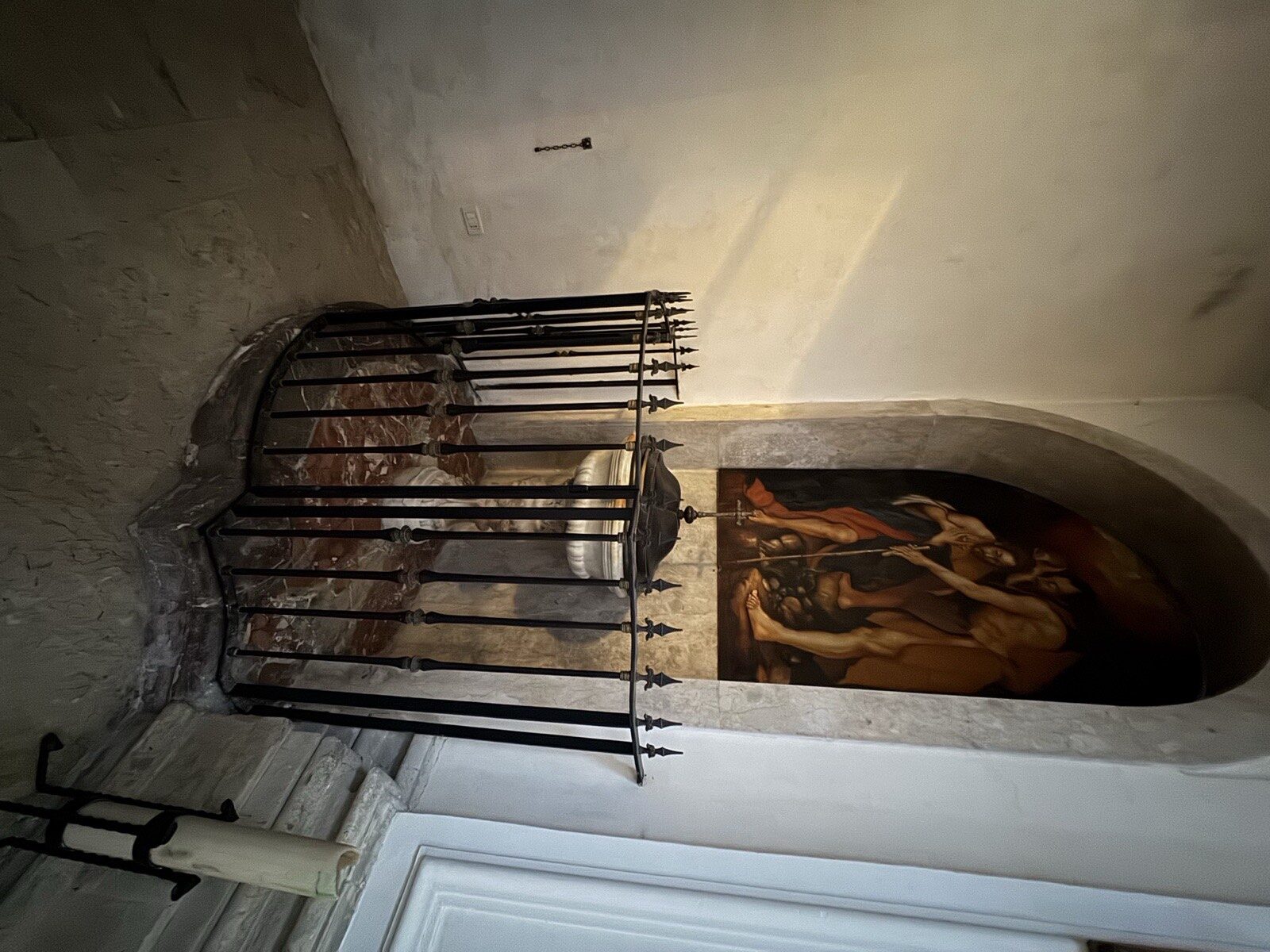 Altare laterale della chiesa di San Paolo Apostolo a Ortigia con dipinto sacro in nicchia incorniciata da stucchi e ringhiera in ferro battuto