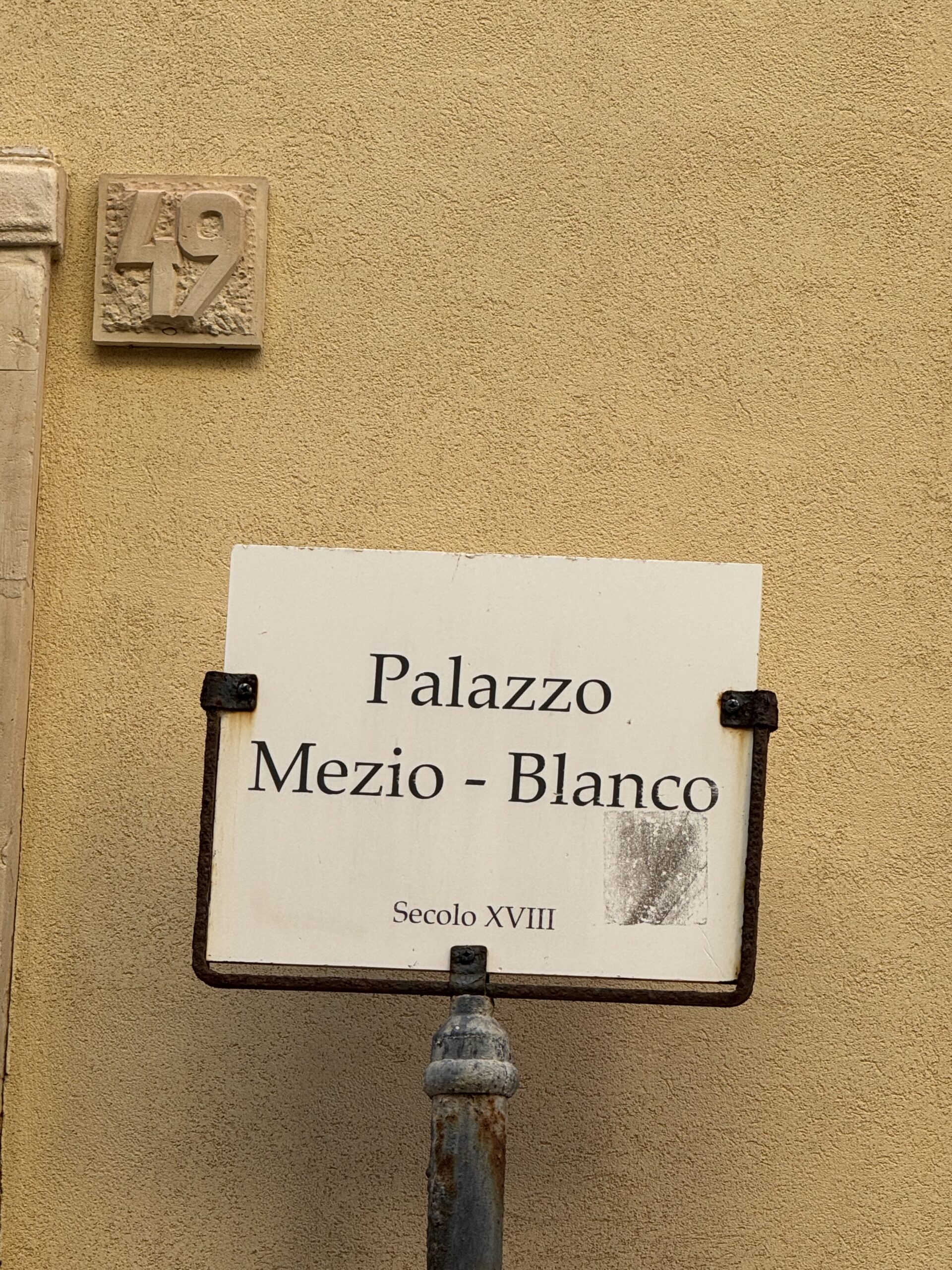 Targa identificativa con scritta Palazzo Mezio Blanco Secolo XVIII sul prospetto del palazzo