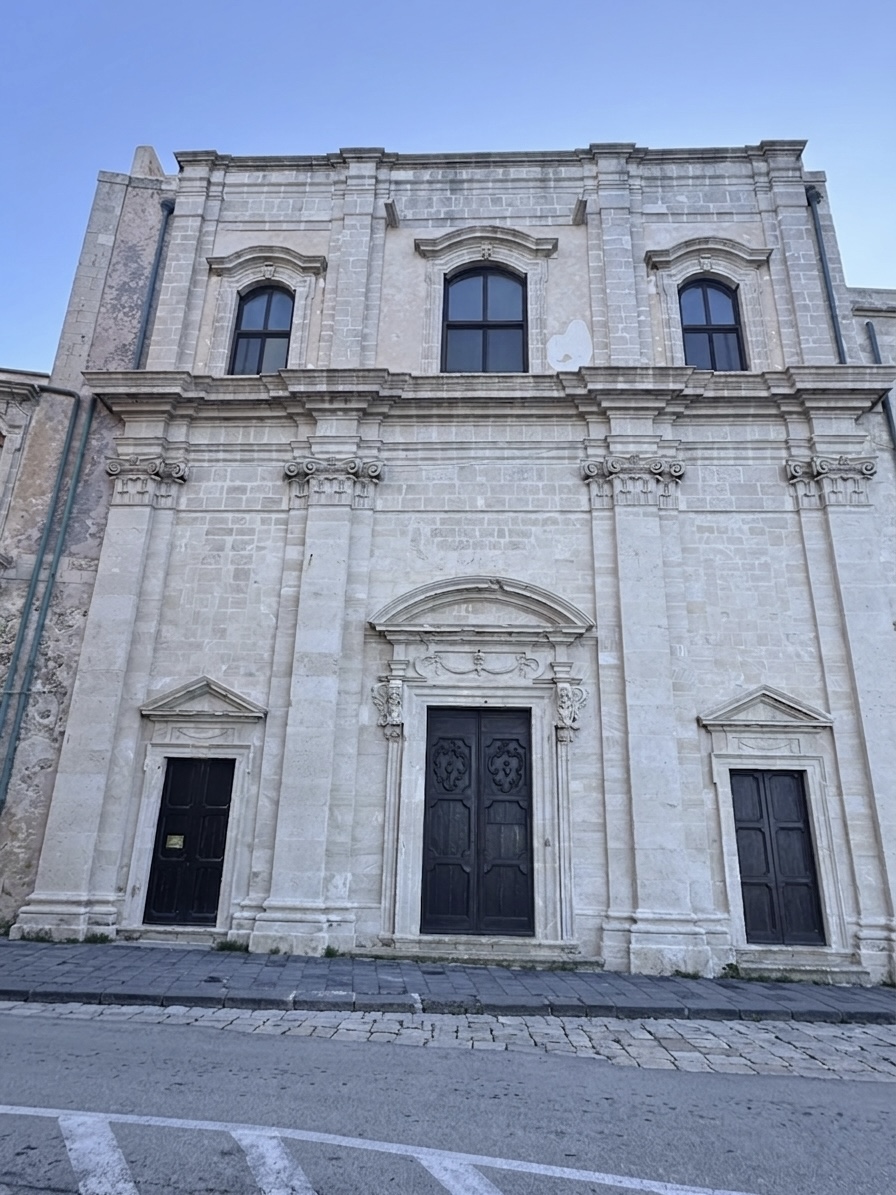 Facciata della Chiesa di San Filippo Neri senza auto, vista frontale pulita che mostra i due ordini architettonici e l'andamento convesso