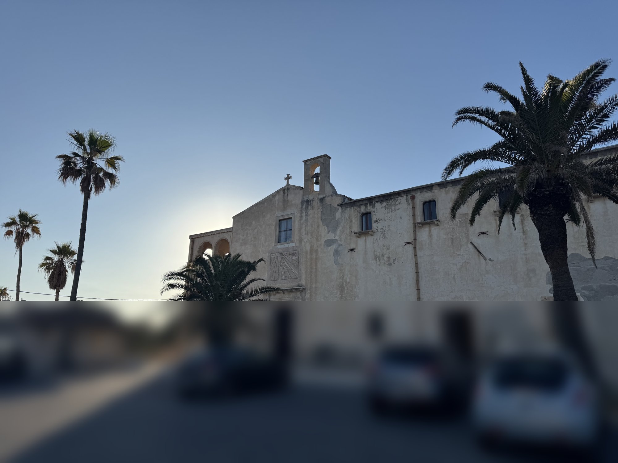 Facciata principale della chiesa al tramonto
