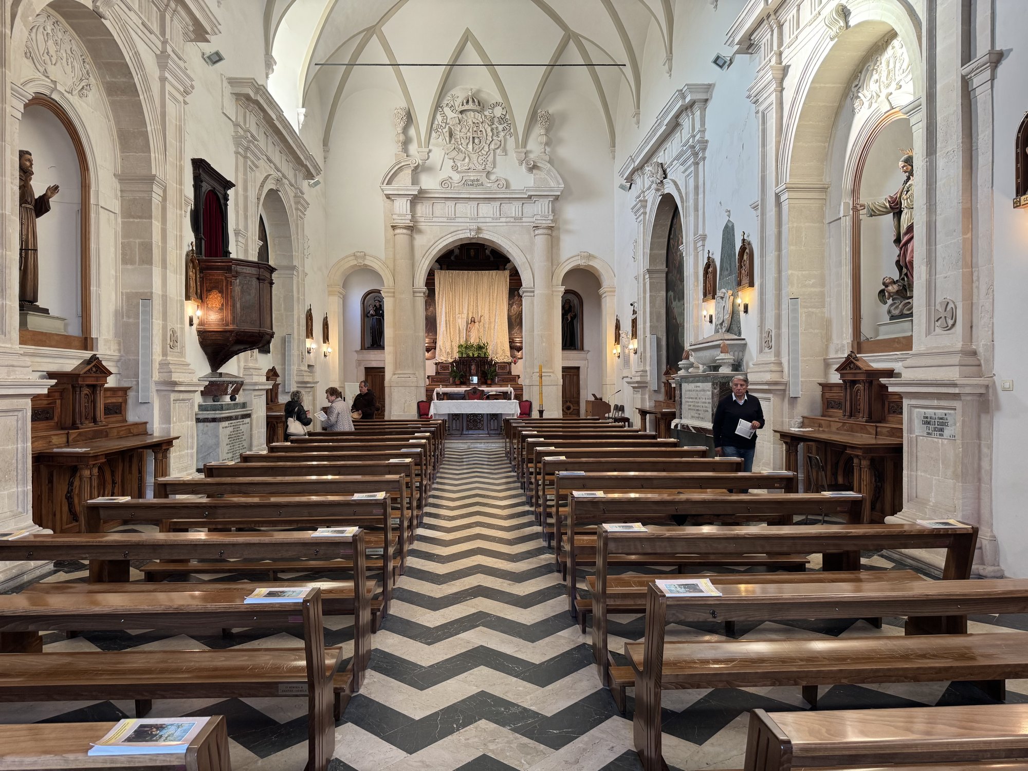 Navata centrale della chiesa con vista verso l'altare maggiore