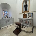 Vista della Cappella di Santa Rita: a destra l'altare in marmo policromo con la statua lignea di Santa Rita da Cascia in nicchia, sopra il tabernacolo e una foto di Padre Pio da Pietrelcina; a sinistra la tomba marmorea di Suor Chiara di Mauro con la vetrata istoriata raffigurante la santa francescana
