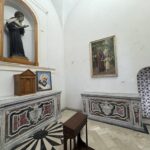 Vista parziale della Cappella di Santa Rita: la statua lignea della santa nella nicchia centrale, l'altare in marmo policromo a tarsie con il tabernacolo ligneo e l'immagine di Padre Pio, sulla destra il dipinto di San Giuseppe con il Bambino Gesù