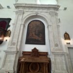 Grande pala laterale raffigurante un compianto religioso, dipinto a olio settecentesco entro cornice rettangolare in pietra iblea con motivi a piramidi rovesciate; sotto un mobile in legno e a sinistra il pulpito settecentesco in legno intagliato