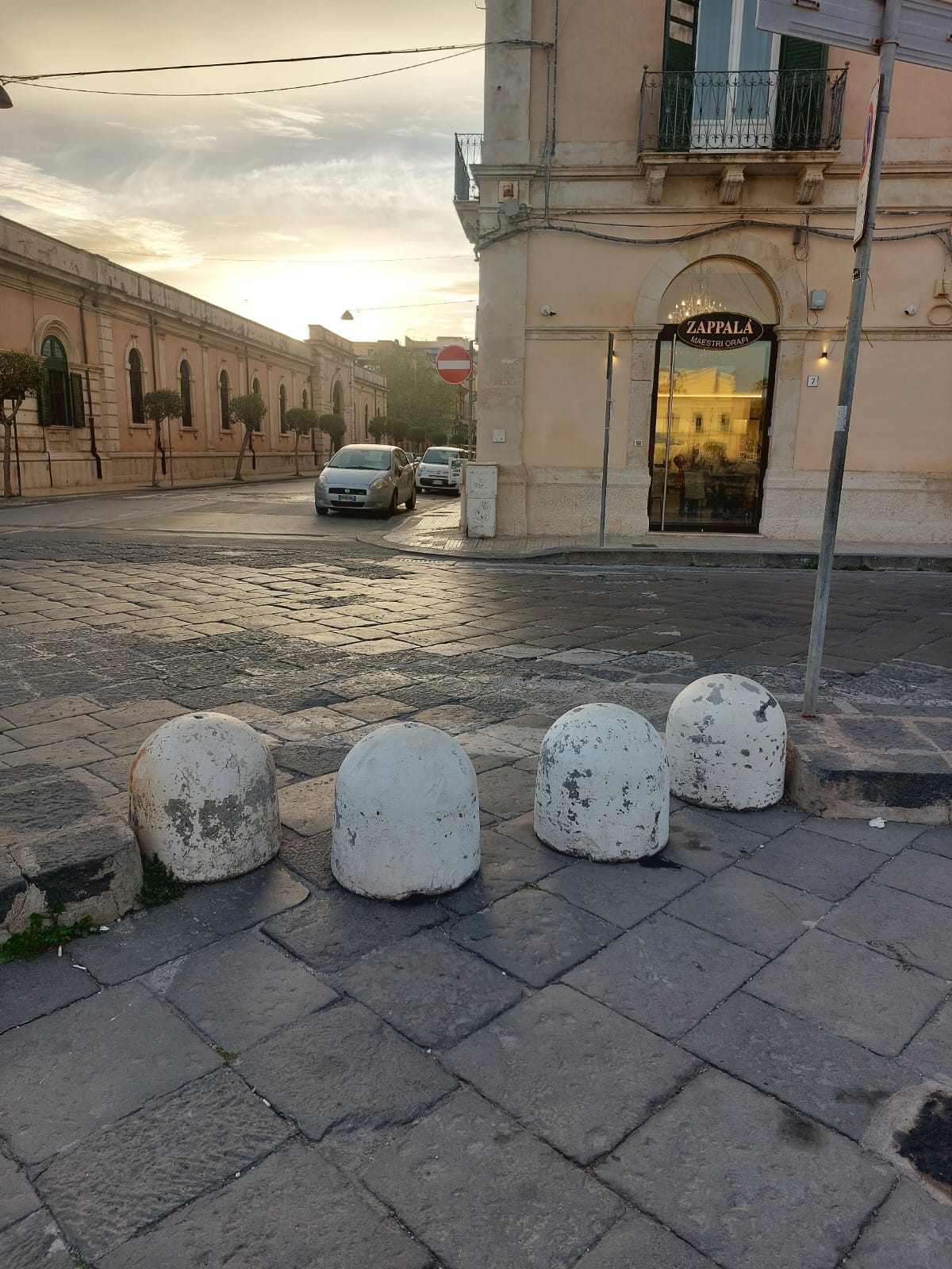Buche, panettoni di cemento e ringhiera non ripristinata sul Lungomare di Ortigia, aprile 2024