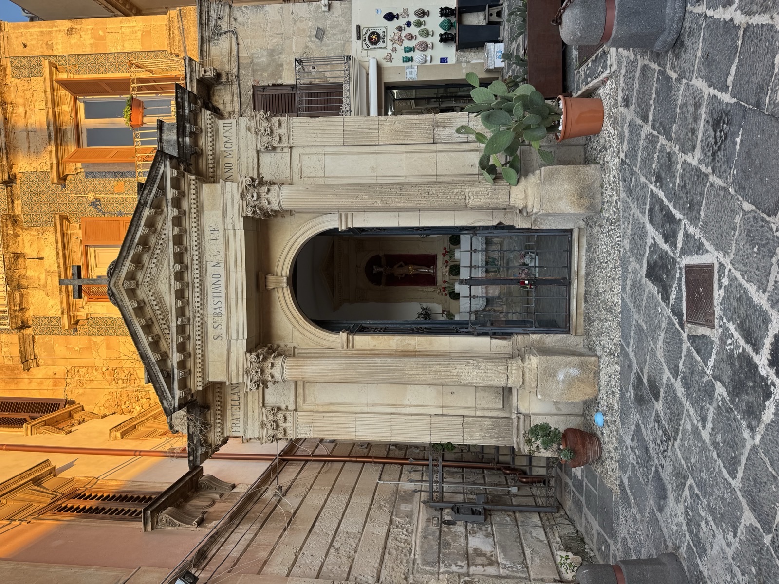 Veduta frontale della Cappella neoclassica di San Sebastiano situata in via Ruggero Settimo a Siracusa