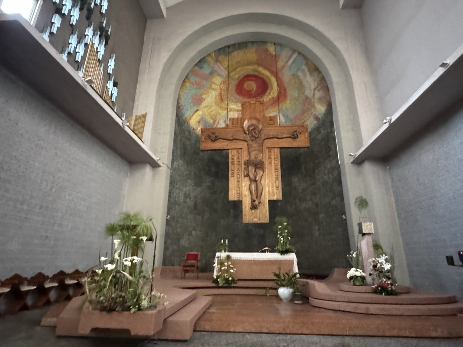 Presbiterio della Chiesa di Santa Rita a Siracusa con crocifisso ligneo sandamianiano, altare in marmo rosso e affresco absidale a sfondo solare