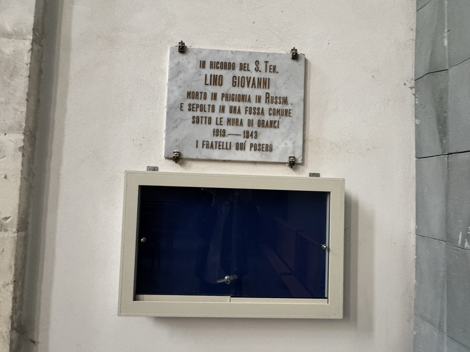 Lapide commemorativa del sottotenente Lino Giovanni morto a Oranki nel 1943, con teca sotto per cimeli