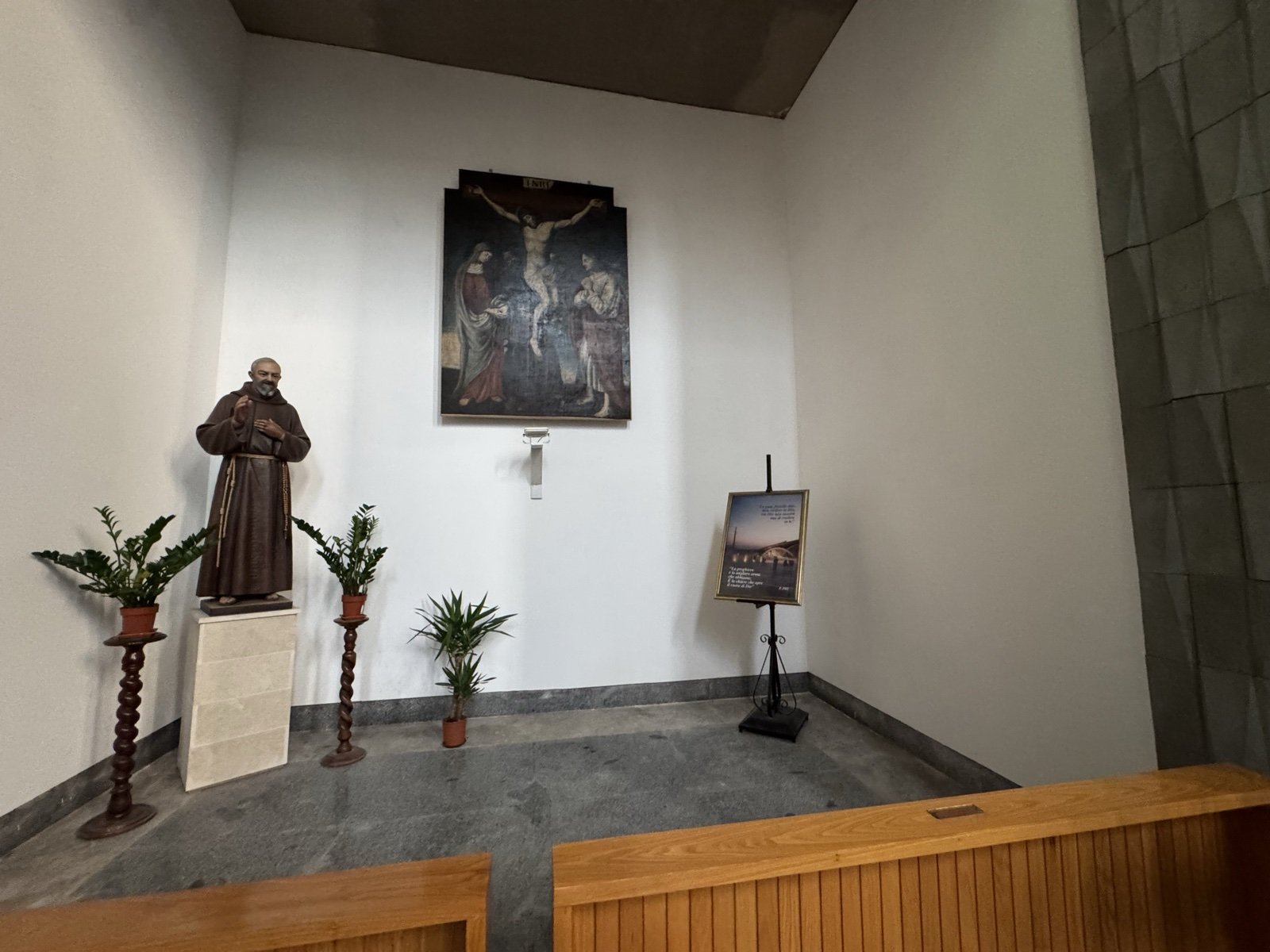 Cappella di san Pio da Pietrelcina nella Chiesa di Santa Rita con statua policroma del santo e grande tela della Crocifissione