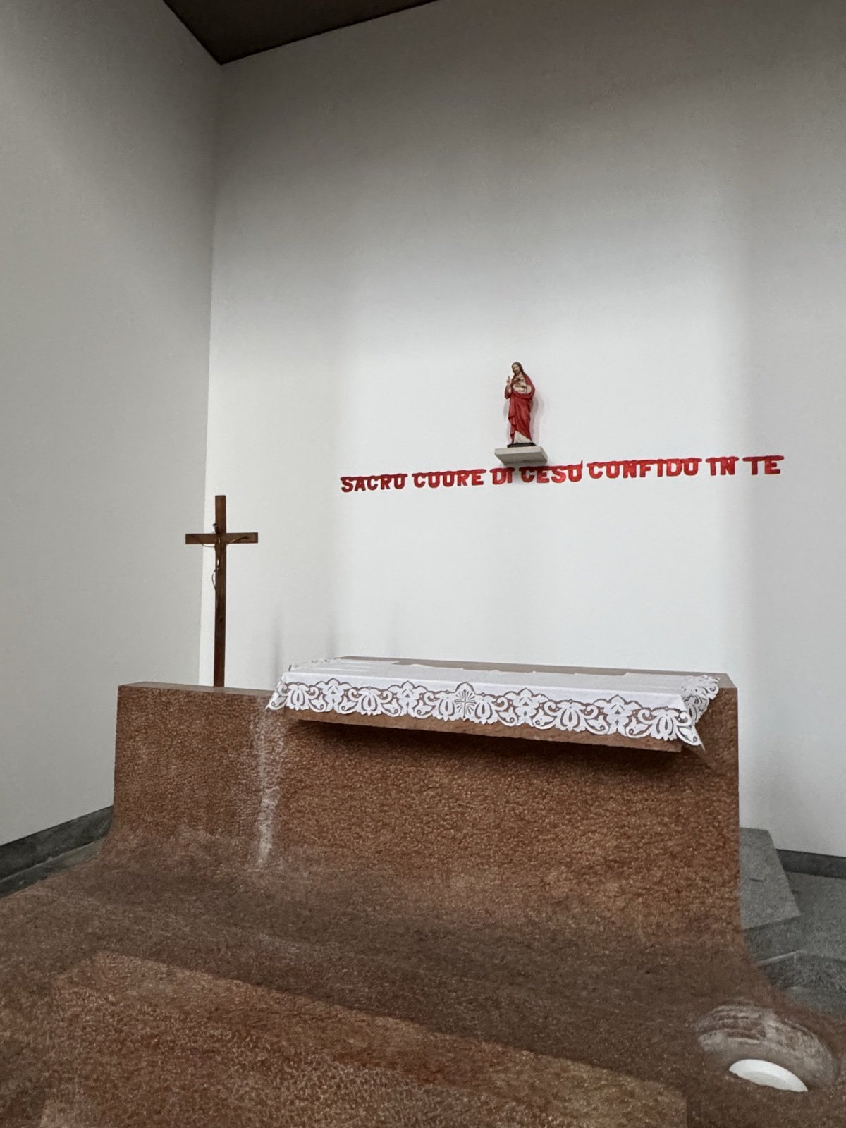 Cappella del Sacro Cuore di Gesù nella Chiesa di Santa Rita a Siracusa: statua policroma, altare in marmo rosso, crocifisso ligneo e scritta rossa 'Sacro Cuore di Gesù confido in te'