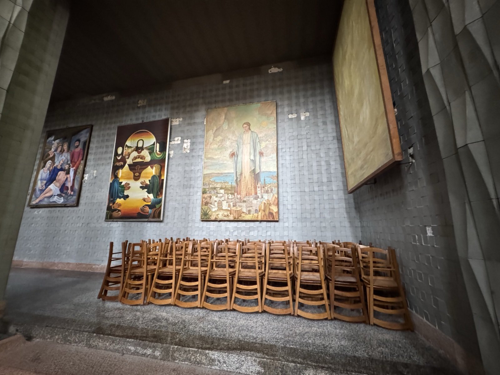 Ciclo di tele novecentesche nella Chiesa di Santa Rita a Siracusa: scena familiare, Ultima Cena stilizzata, figura di profeta/apostolo su sfondo di città in pietra