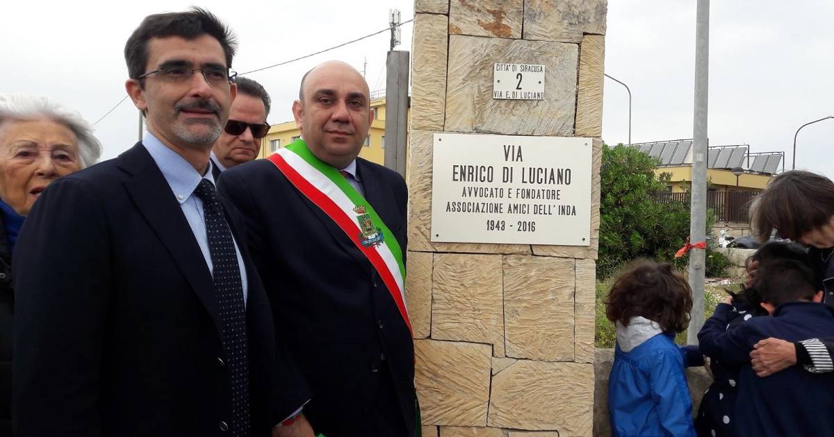 Cerimonia di intitolazione di Via Enrico Di Luciano nel quartiere Epipoli, 28 aprile 2018: il sindaco Giancarlo Garozzo accanto al figlio Sebastiano Di Luciano davanti alla targa stradale