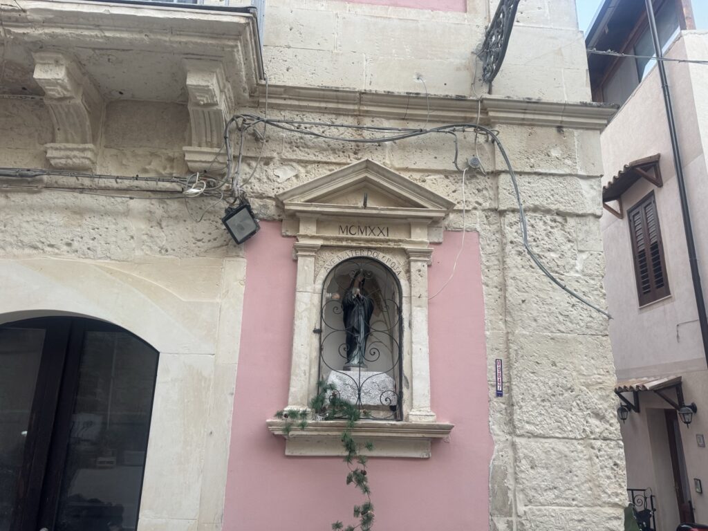 Edicola votiva di Maria SS. Addolorata nel Vicolo delle Pergole a Ortigia (Siracusa), nicchia con statua della Mater Dolorosa, 1921