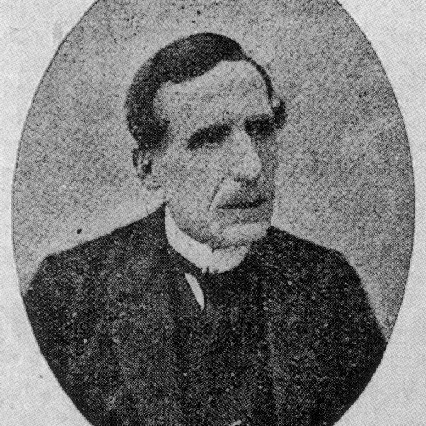 Ritratto ovale in bianco e nero di Emilio Bufardeci, sacerdote con collarino bianco e giacca scura