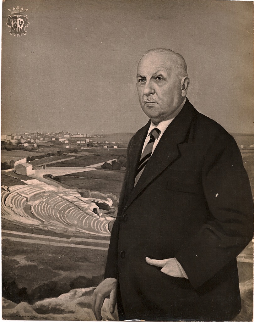 Ritratto di Mario Tommaso Gargallo con il Teatro Greco di Siracusa sullo sfondo