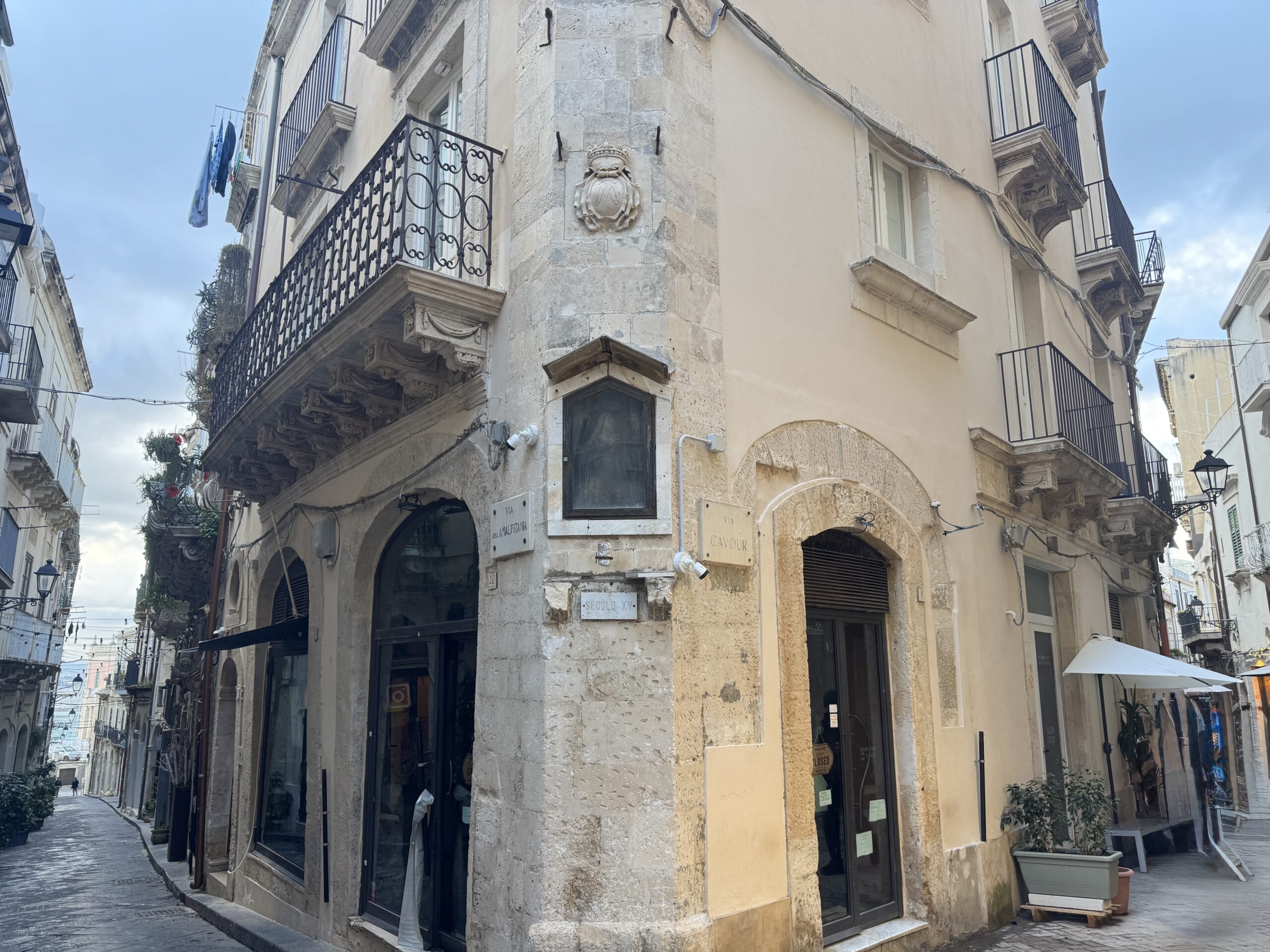 L'angolo tra Via dell'Amalfitania e Via Cavour a Ortigia con l'edicola della Madonna della Pietà e la colonna di granito egizio dell'antica gogna