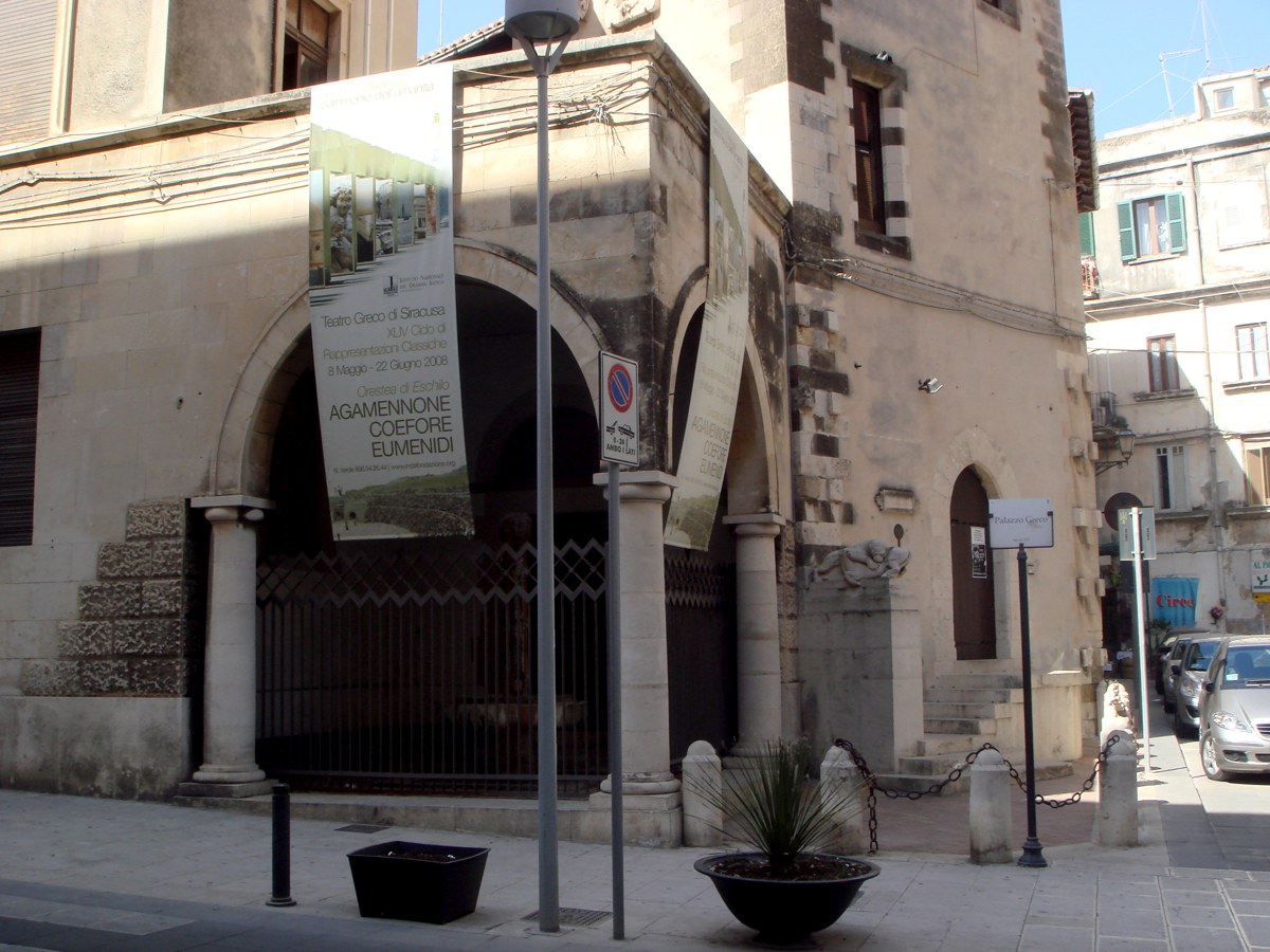 Palazzo Greco a Siracusa, sede dell'Associazione Amici dell'INDA, con manifesto di una stagione INDA esposto