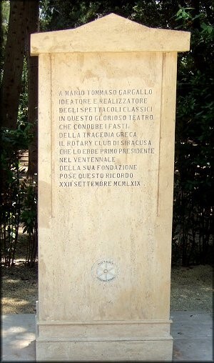 Stele commemorativa eretta dal Rotary Club di Siracusa nel 1969 al Teatro Greco di Siracusa in onore di Mario Tommaso Gargallo