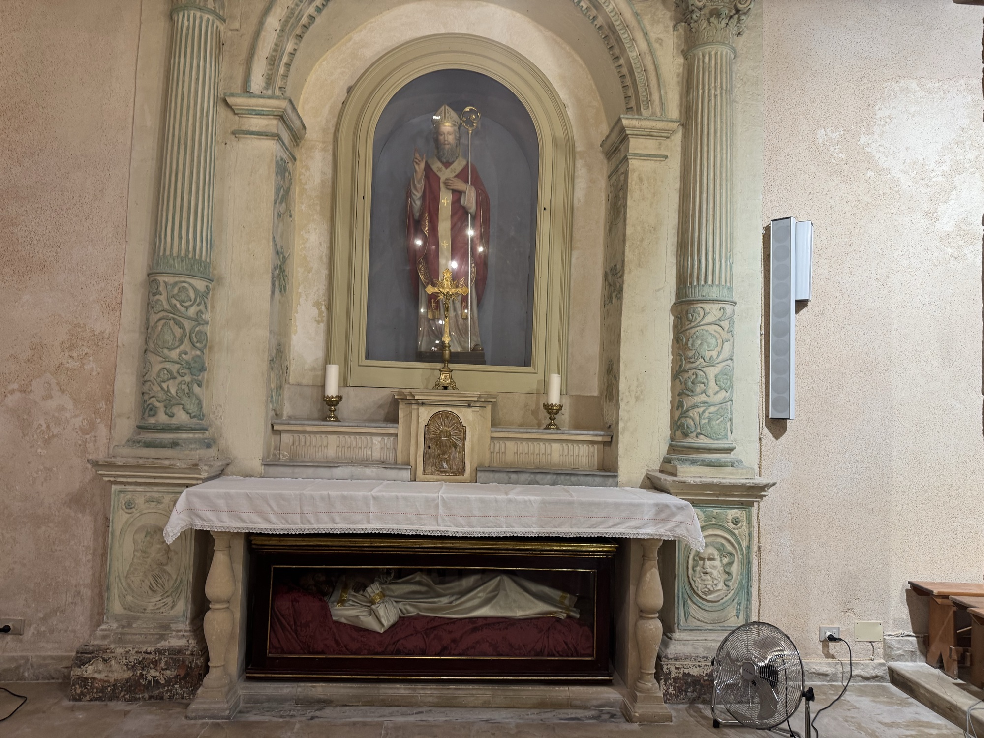 Urna reliquiario del corpo di San Vincenzo martire sotto la mensa dell'altare della navata sinistra nella Chiesa di San Martino a Siracusa, Ortigia.
