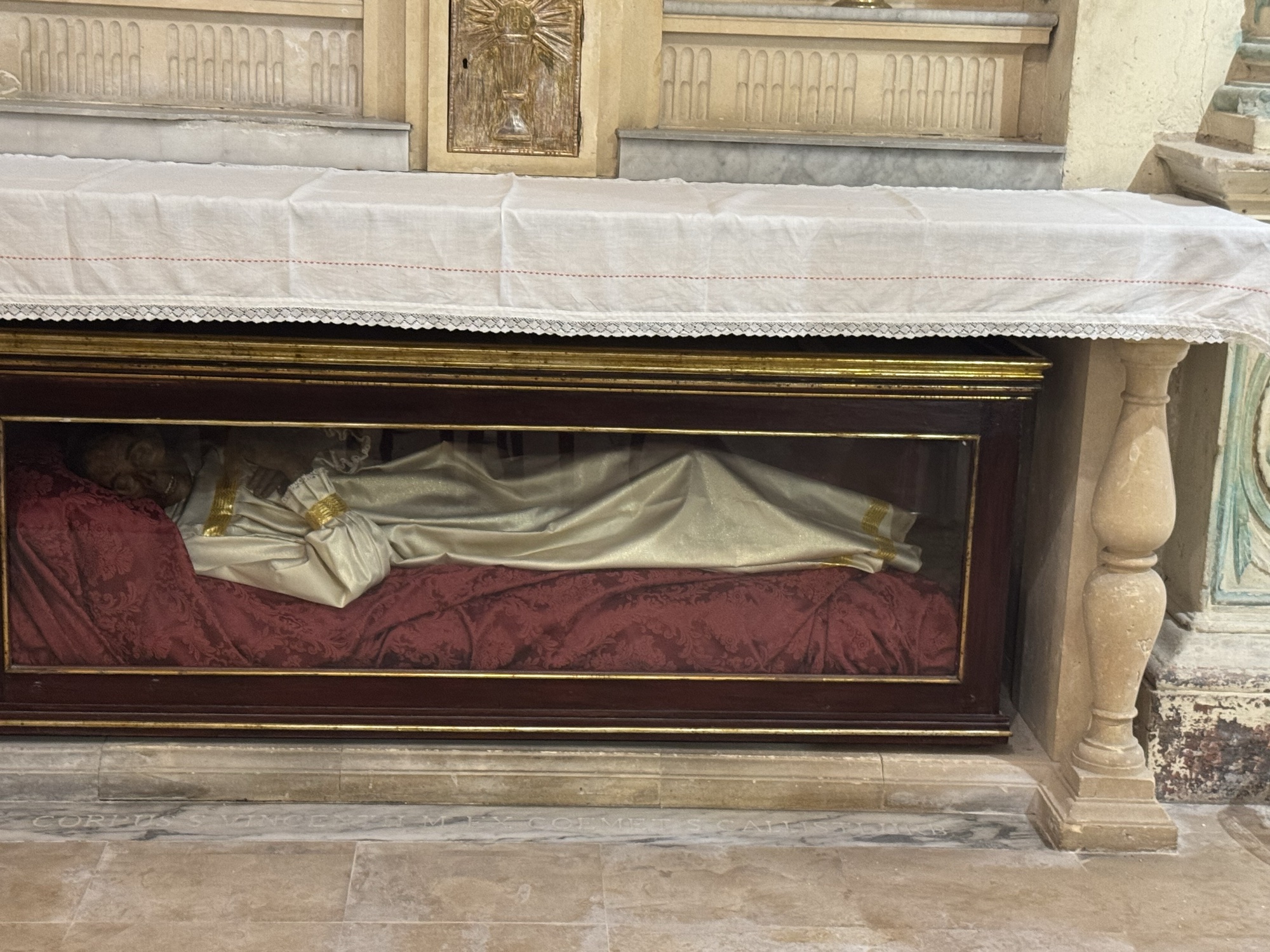 Urna reliquiario del corpo di San Vincenzo martire sub altari nella Chiesa di San Martino a Siracusa.