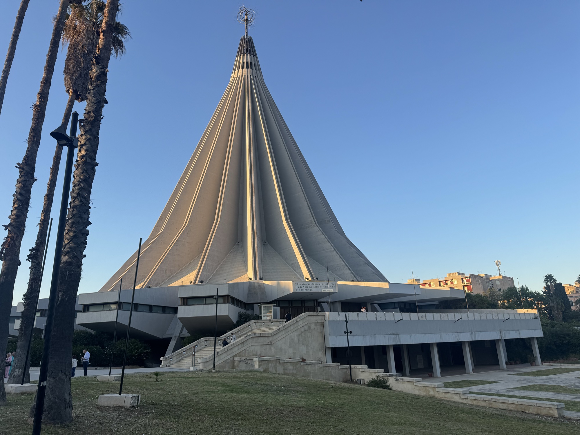 Grande santuario a forma conica con un cielo sereno.