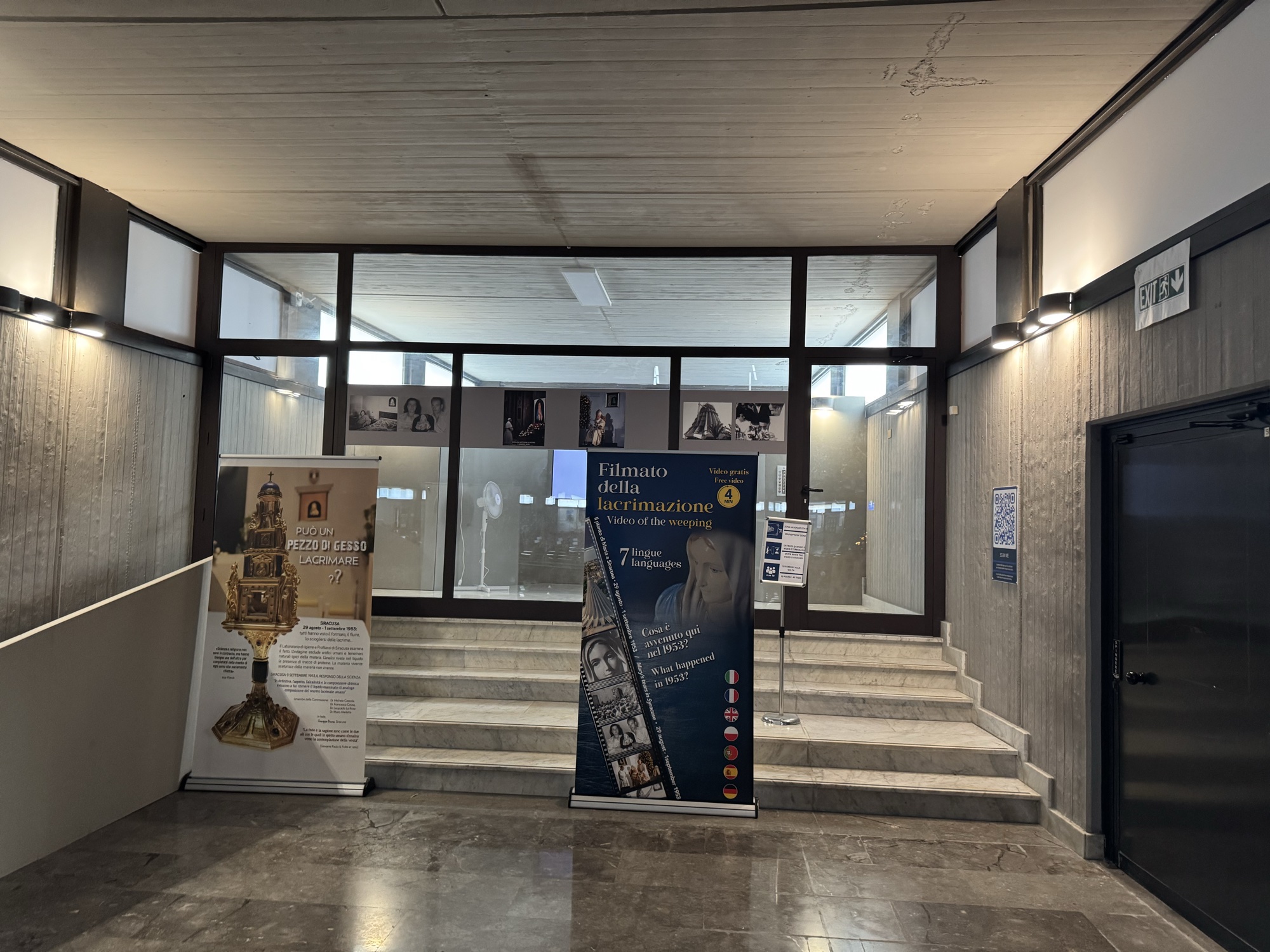 Atrio interno con banner del filmato Guarino in sette lingue
