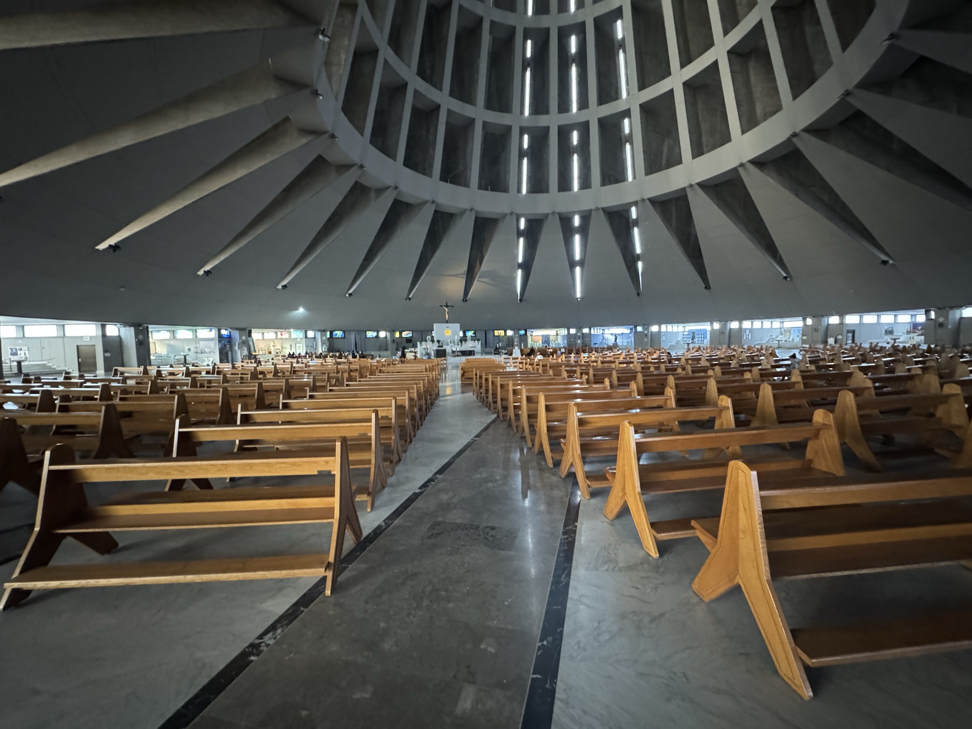Interno panoramico della basilica