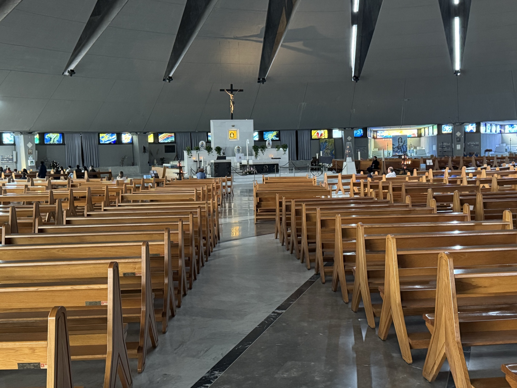 Banchi e altare