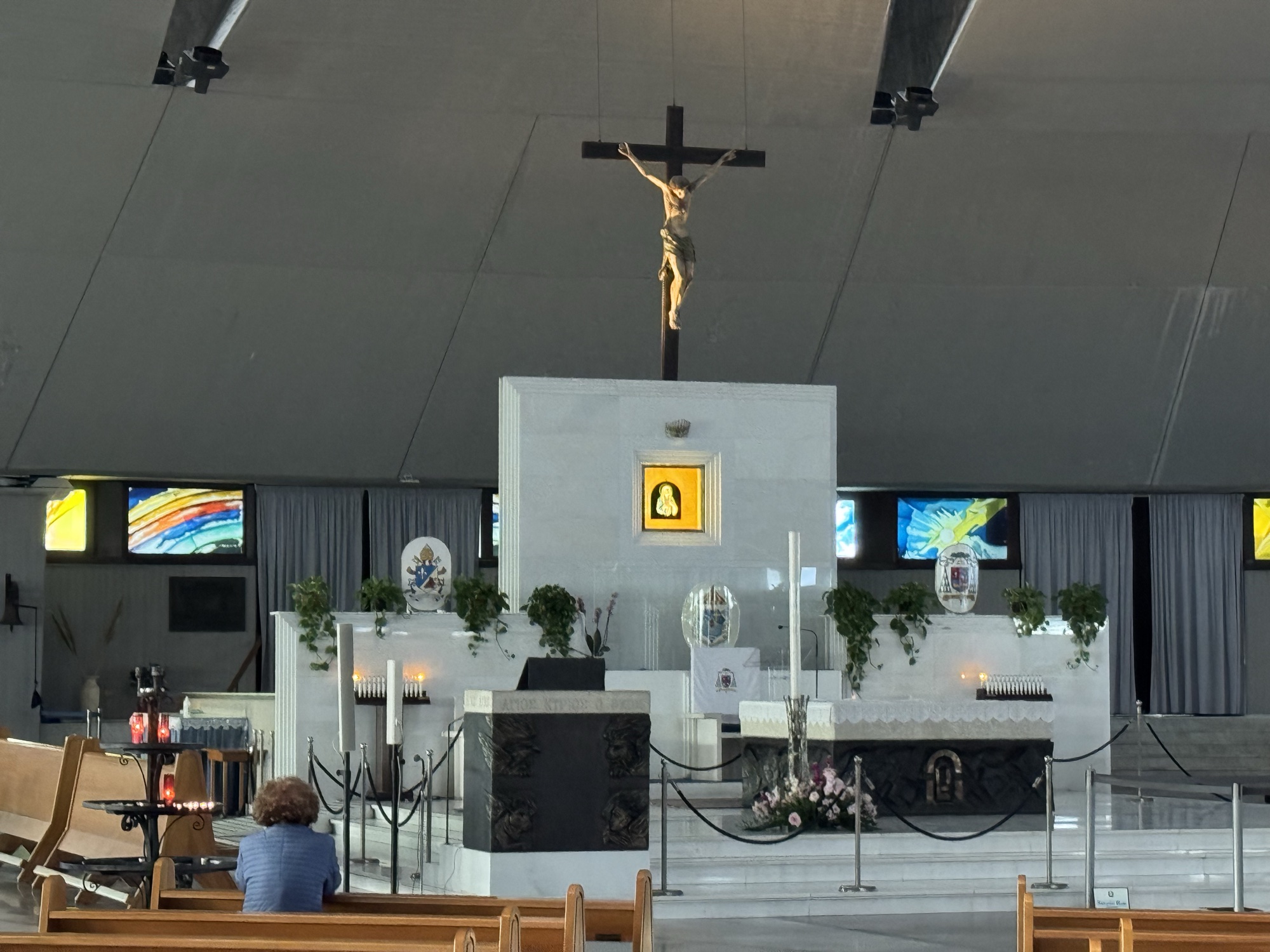 Altare maggiore con il quadretto miracoloso e il crocifisso ligneo