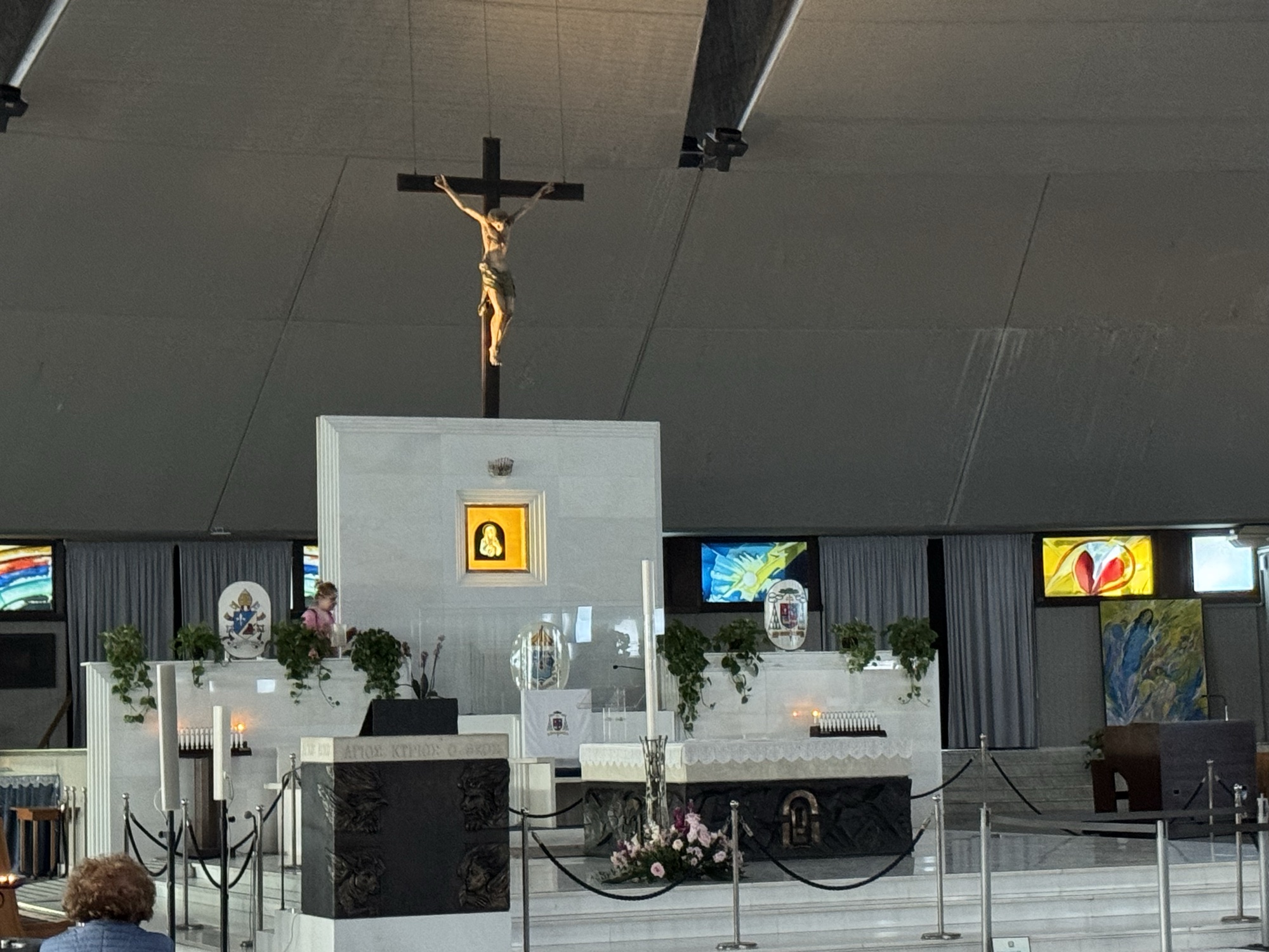 Altare con vetrate colorate