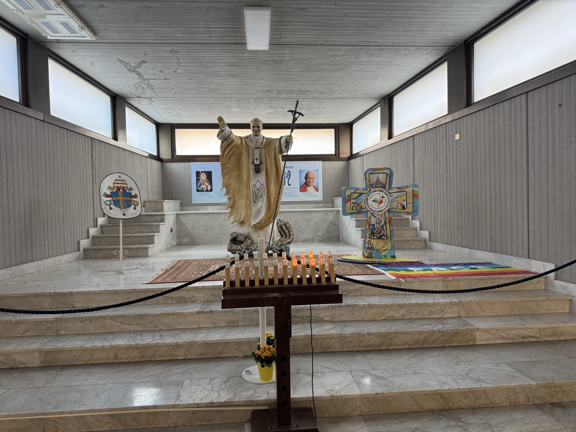 Cappella di San Giovanni Paolo II con statua e croce papale