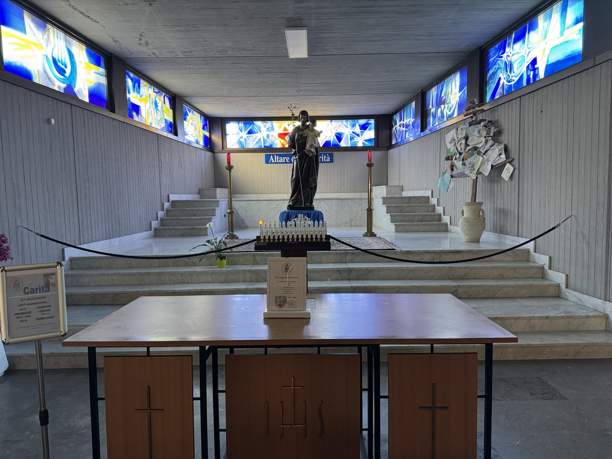 Altare della Carità con vetrate blu di Albano Poli