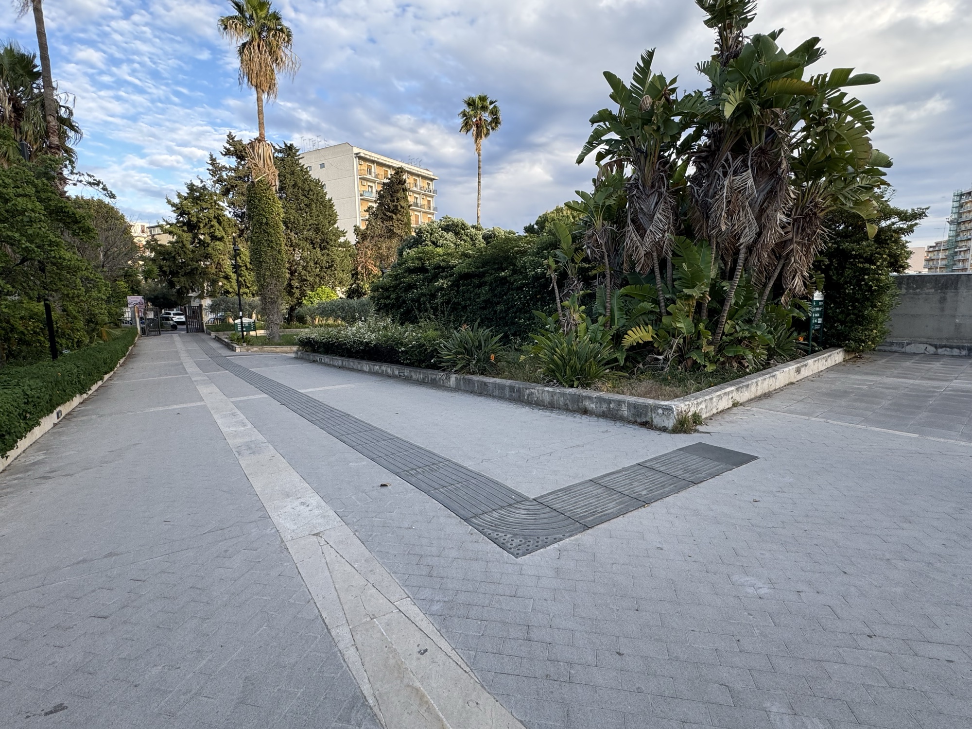 Percorso tattile a pavimento nel parco