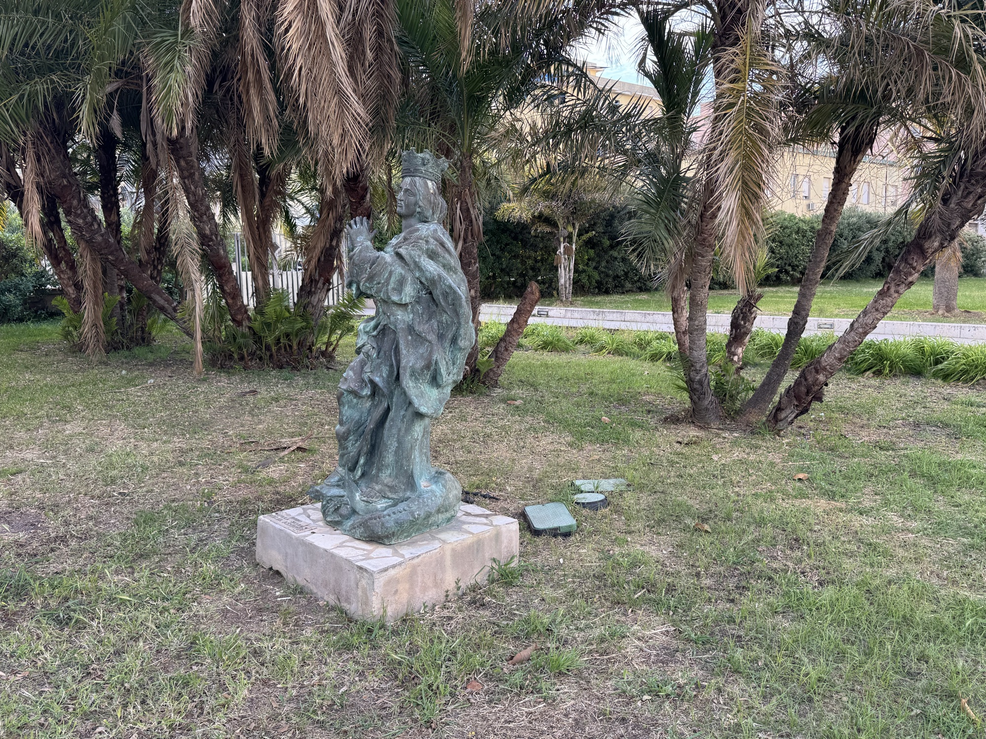 Statua bronzea con corona
