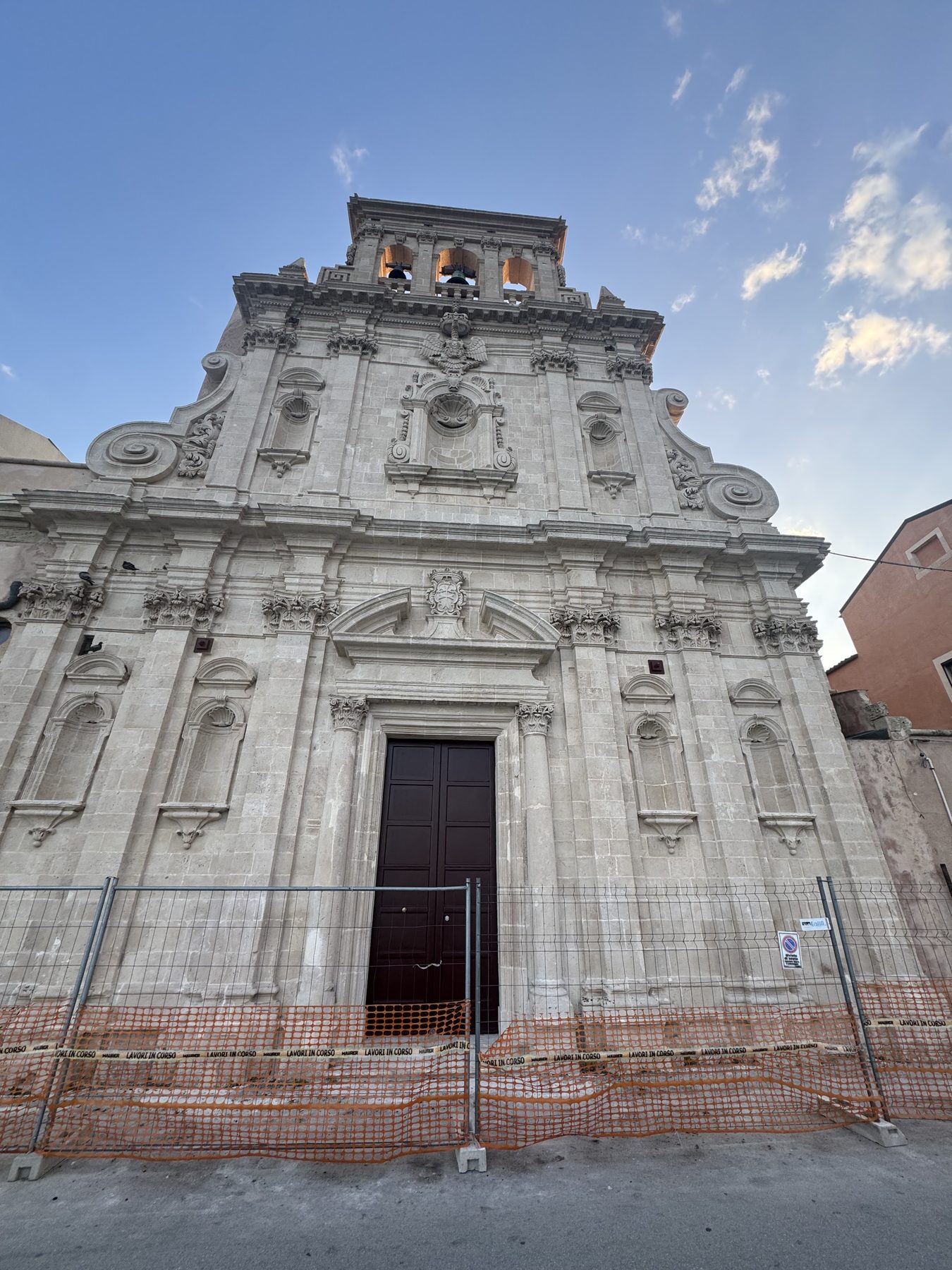 Portale centrale e nicchie laterali della facciata della Chiesa dello Spirito Santo