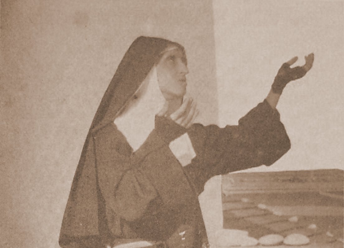 Suor Chiara Di Mauro in abito clarissiano durante un'estasi