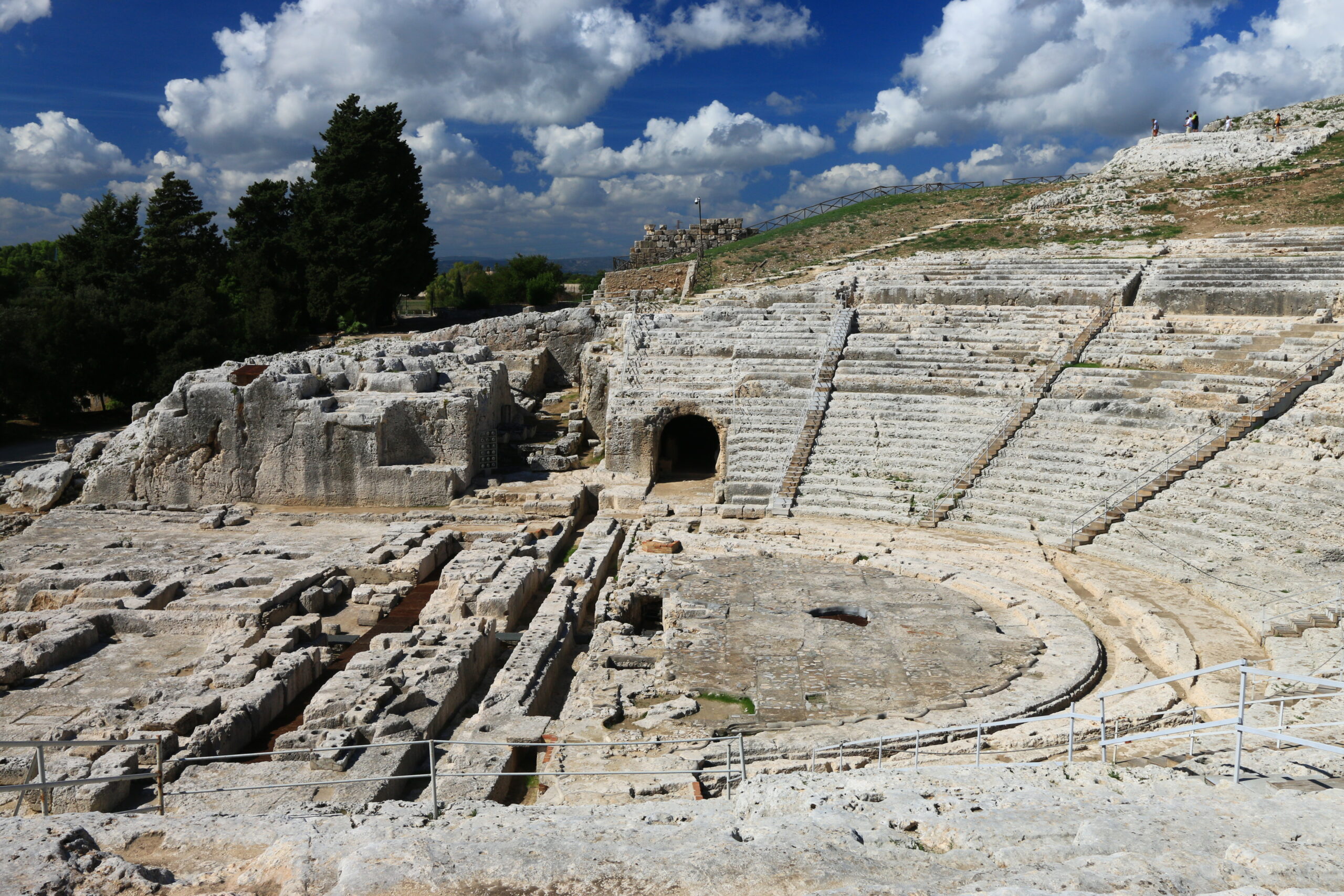La cavea del Teatro Greco con i nove cunei (kerkides) divisi da scalinate radiali