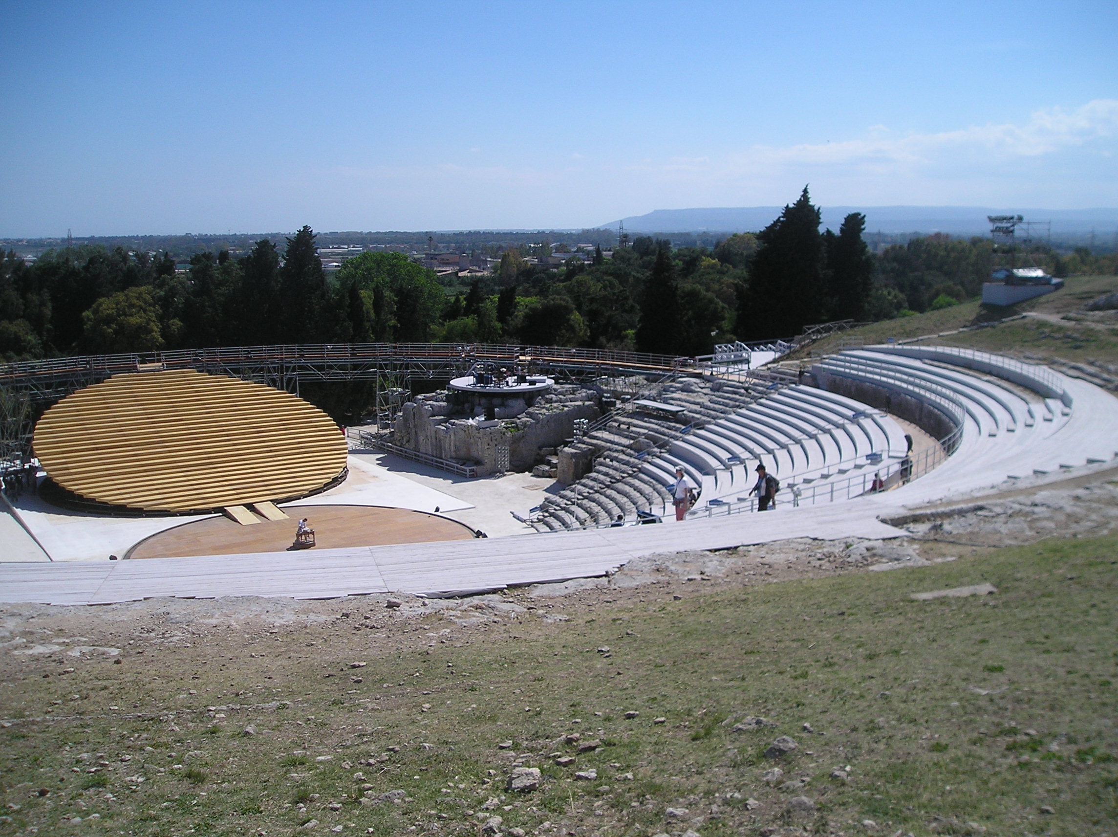 Cavea del Teatro Greco di Siracusa gremita di spettatori durante una rappresentazione classica del 2012