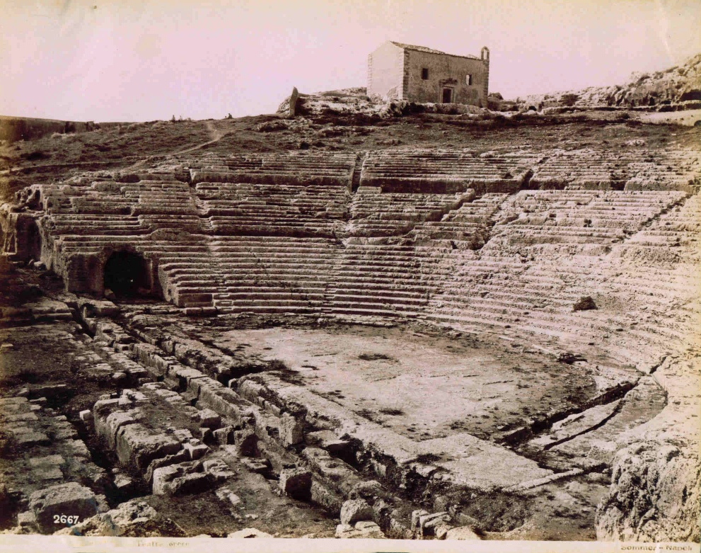 Fotografia ottocentesca del Teatro Greco di Siracusa di Giorgio Sommer prima dei restauri novecenteschi