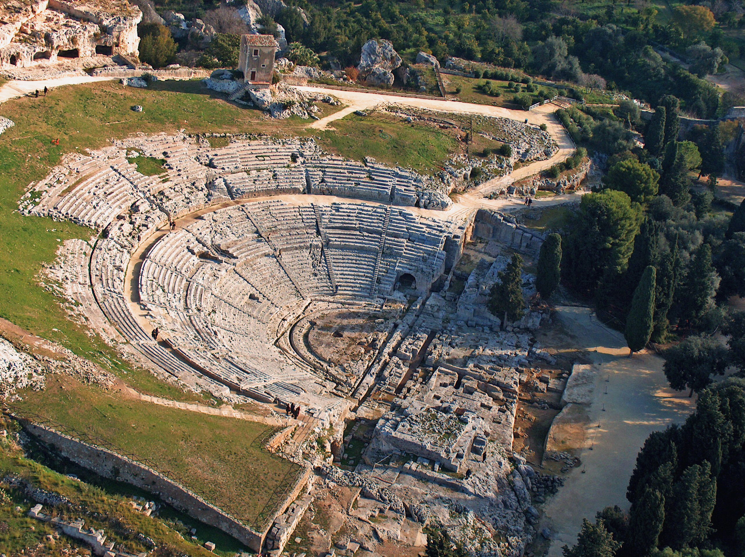 Vista aerea del Teatro Greco di Siracusa con la cavea semicircolare scavata nella roccia del colle Temenite