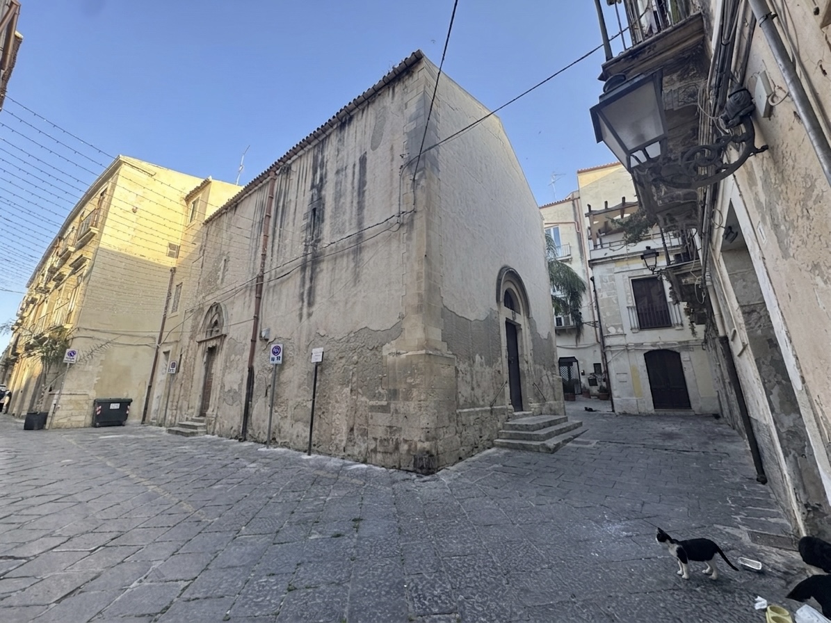 Veduta angolare della Chiesa di San Tommaso ad Ortigia, con i due prospetti adiacenti visibili contemporaneamente.