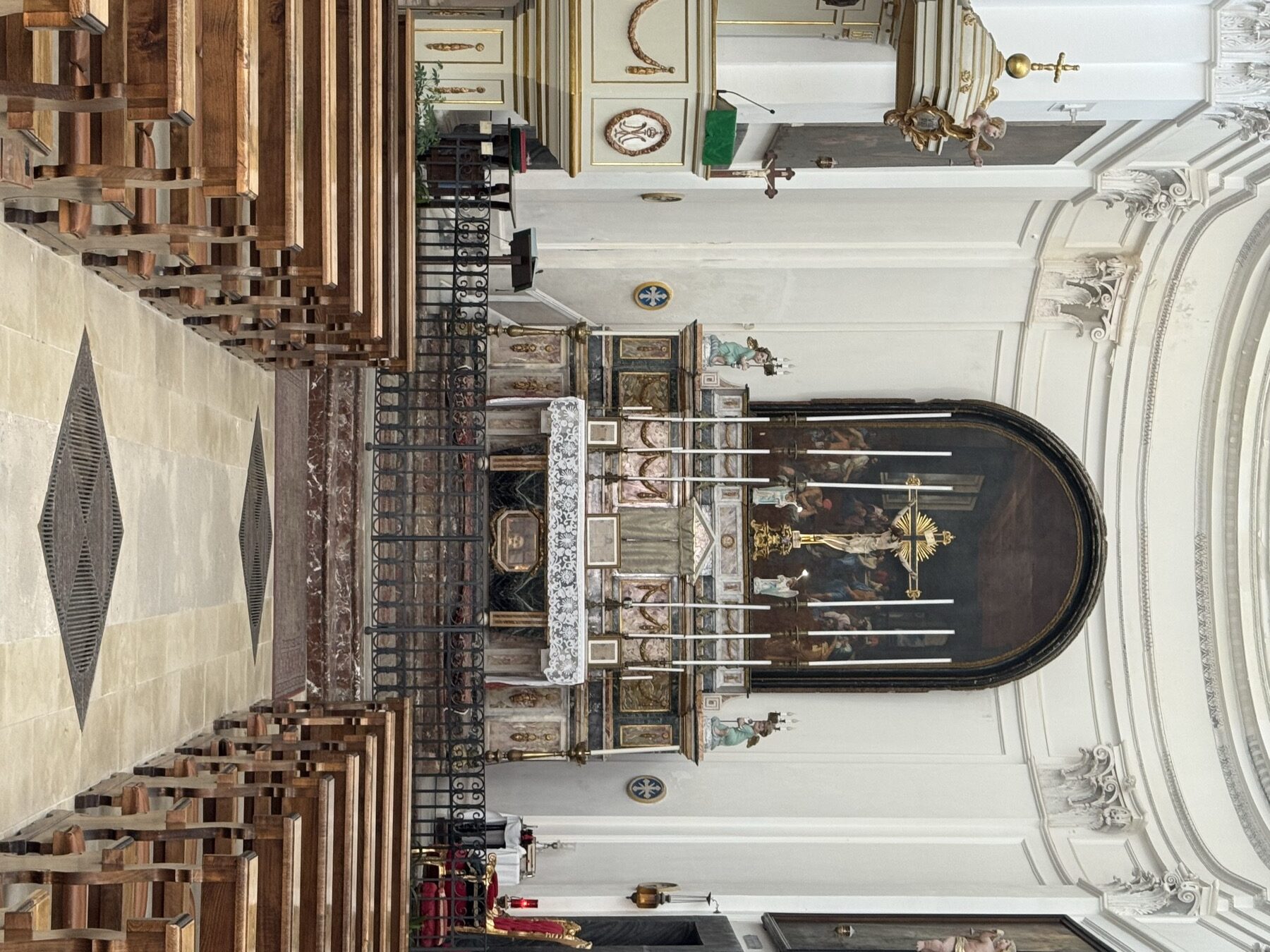 Abside semicircolare con l'altare maggiore in marmo policromo, il crocifisso e, in alto, una grande tela entro cornice.