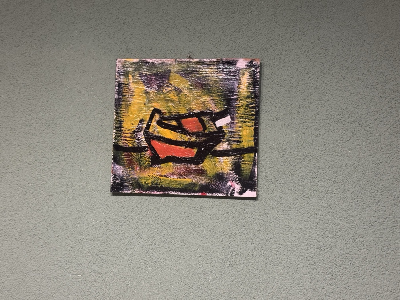 Dipinto di Salvatore Accolla raffigurante una barca stilizzata con vele rosse su fondo giallo-verde, dal repertorio iconografico delle barche di Ortigia