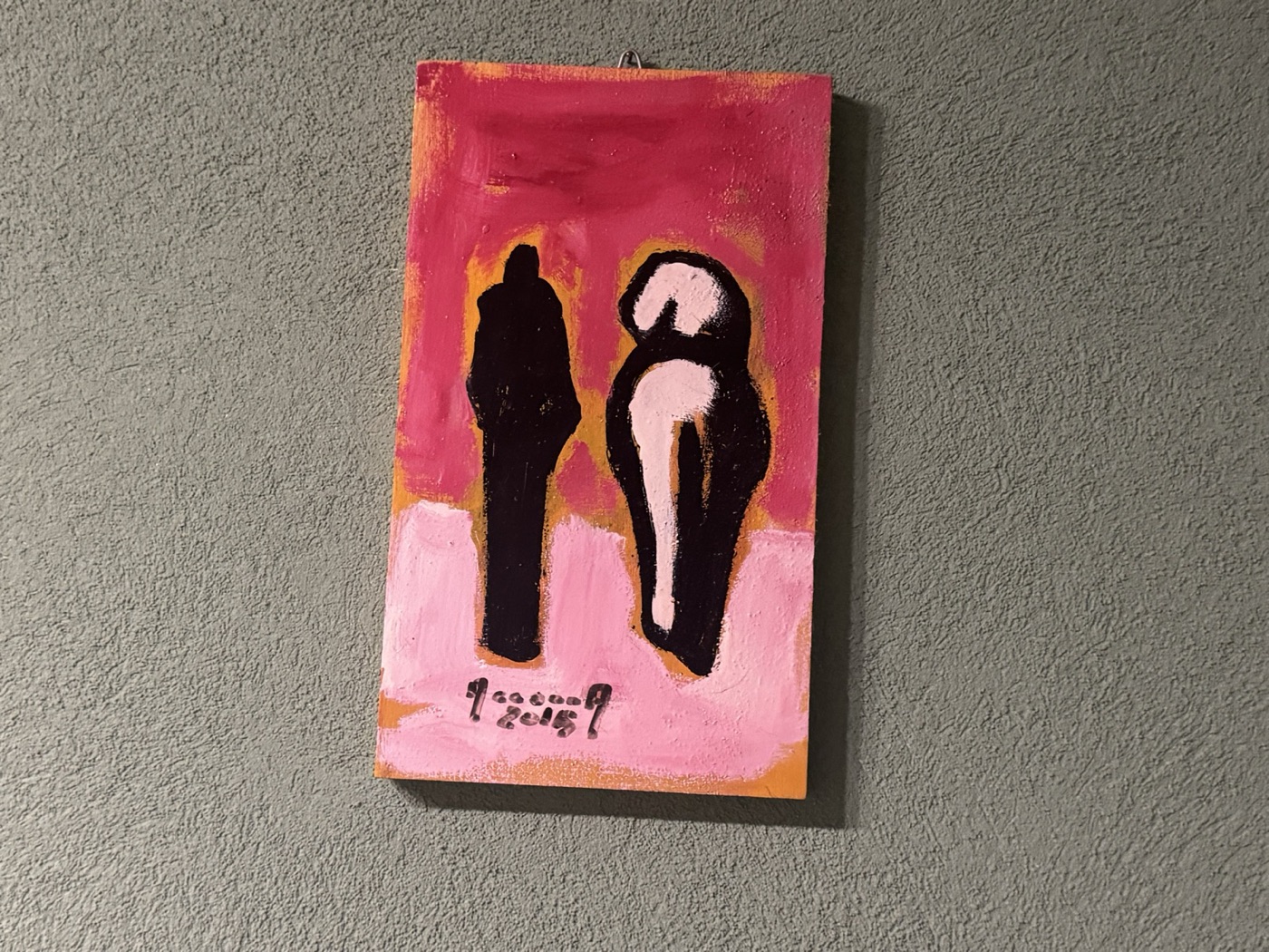 Dipinto di Salvatore Accolla raffigurante una coppia umana stilizzata, figura maschile nera e figura femminile nuda di spalle, su fondo rosa, firmato e datato 2018