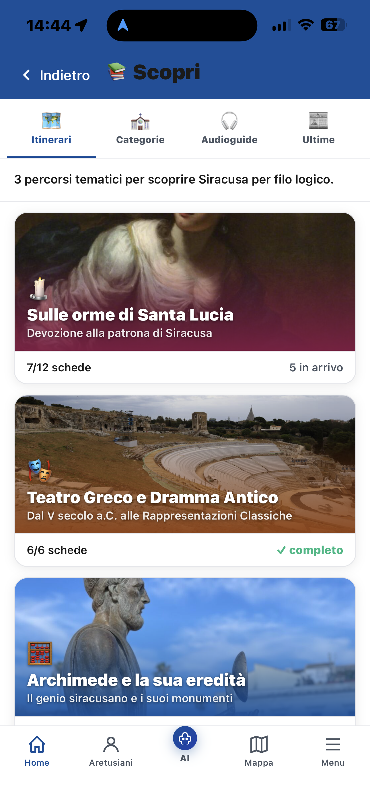 Sezione Scopri dell'app Aretusapedia con tre itinerari tematici: Sulle orme di Santa Lucia, Teatro Greco e Dramma Antico, Archimede e la sua eredità