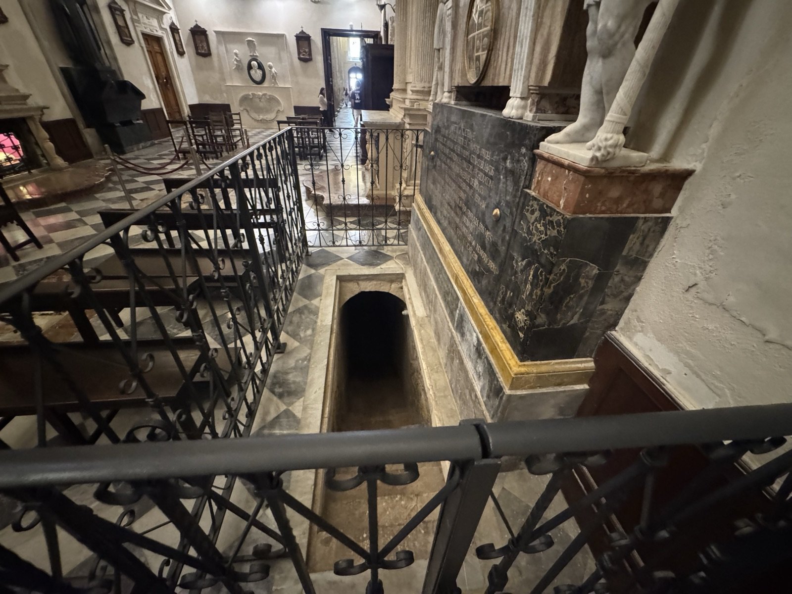 Scala con ringhiera in ferro battuto che conduce alla sagrestia adiacente alla cappella