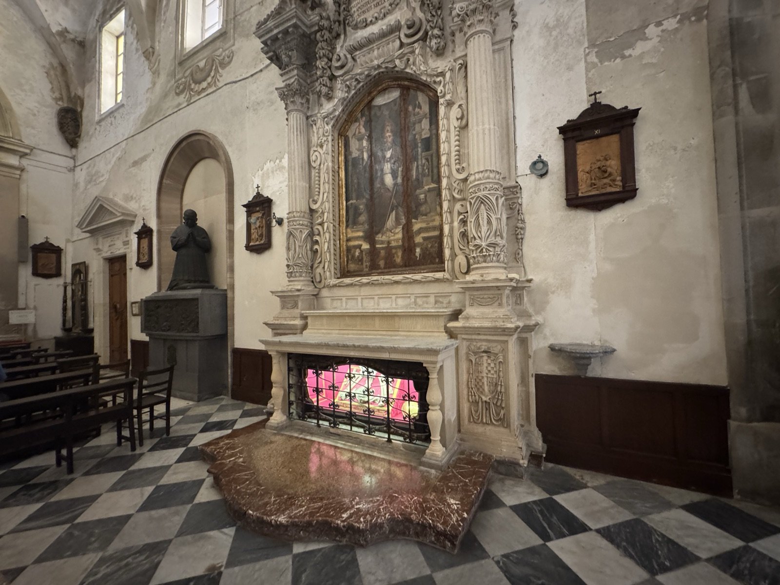 Altare laterale sinistro con la pala di San Zosimo attribuita ad Antonello da Messina, tavola con vescovo benedicente in mitra e pastorale su fondo dorato