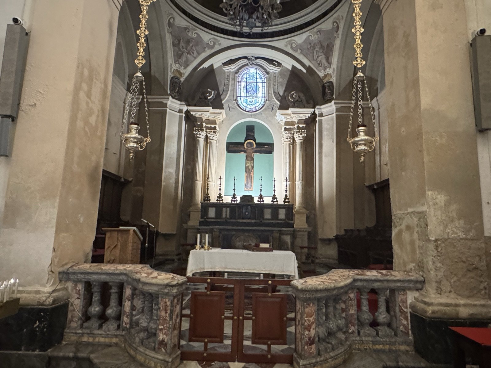 Altare maggiore della Cappella del Crocifisso nel Duomo di Siracusa con il Crocifisso ligneo bizantino in nicchia azzurra fra colonne corinzie